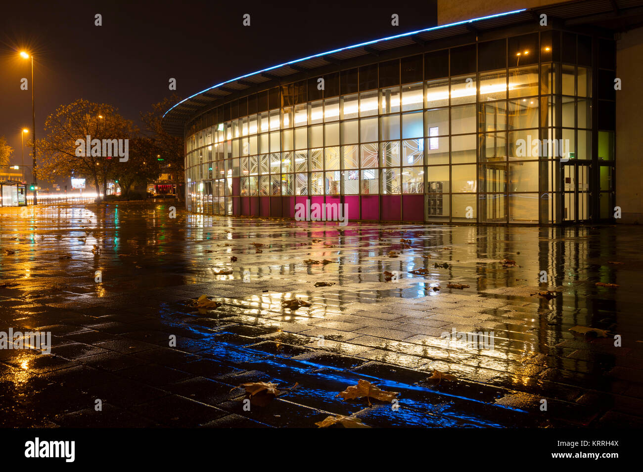 Regen an der Glasfassade, Kino, Wuppertal, Bergisches Land, Nordrhein-Westfalen, Bronchial-, Europa Stockfoto
