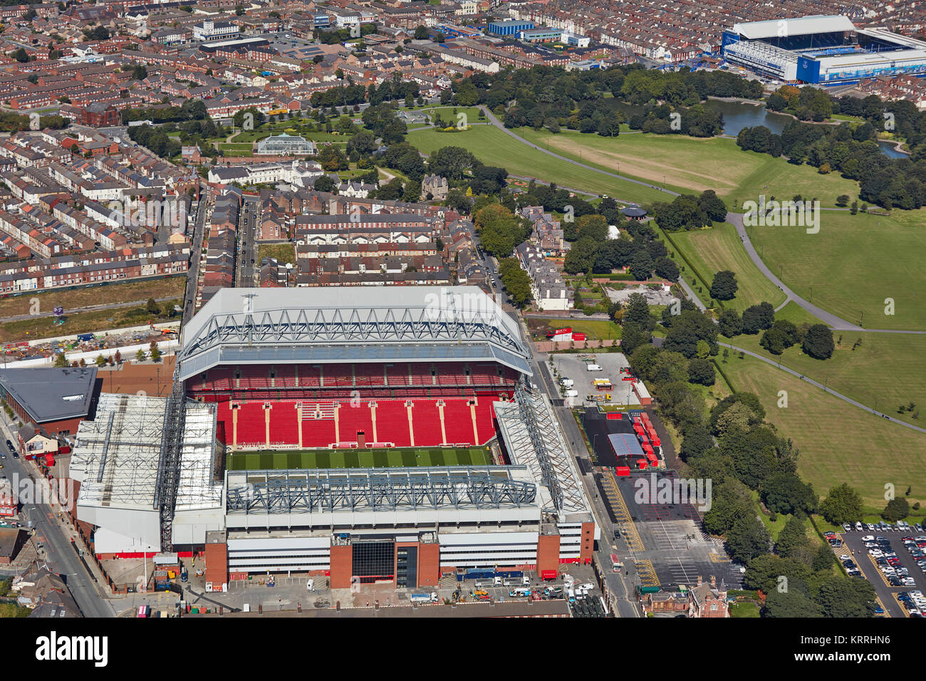 Ein Luftbild von Liverpool Anfield zeigen im Vordergrund und Goodison Park im Hintergrund Stockfoto