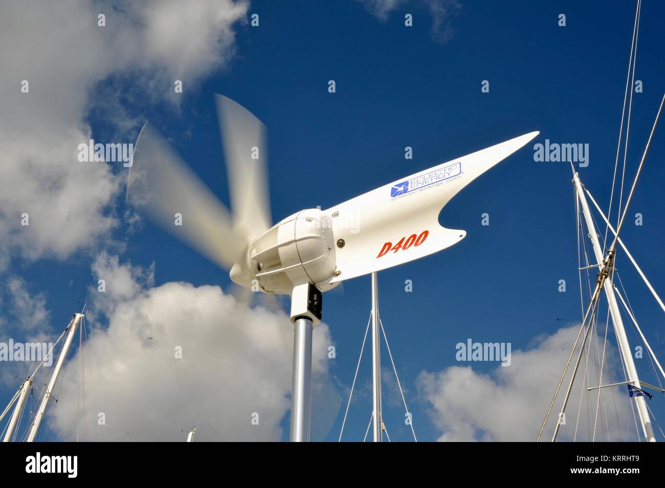 Kleine Windkraftanlage zur Stromerzeugung aus Wind auf Segelboot angedockt an der Bayside Marketplace und Marina, Downtown Miami, Florida, USA. Stockfoto