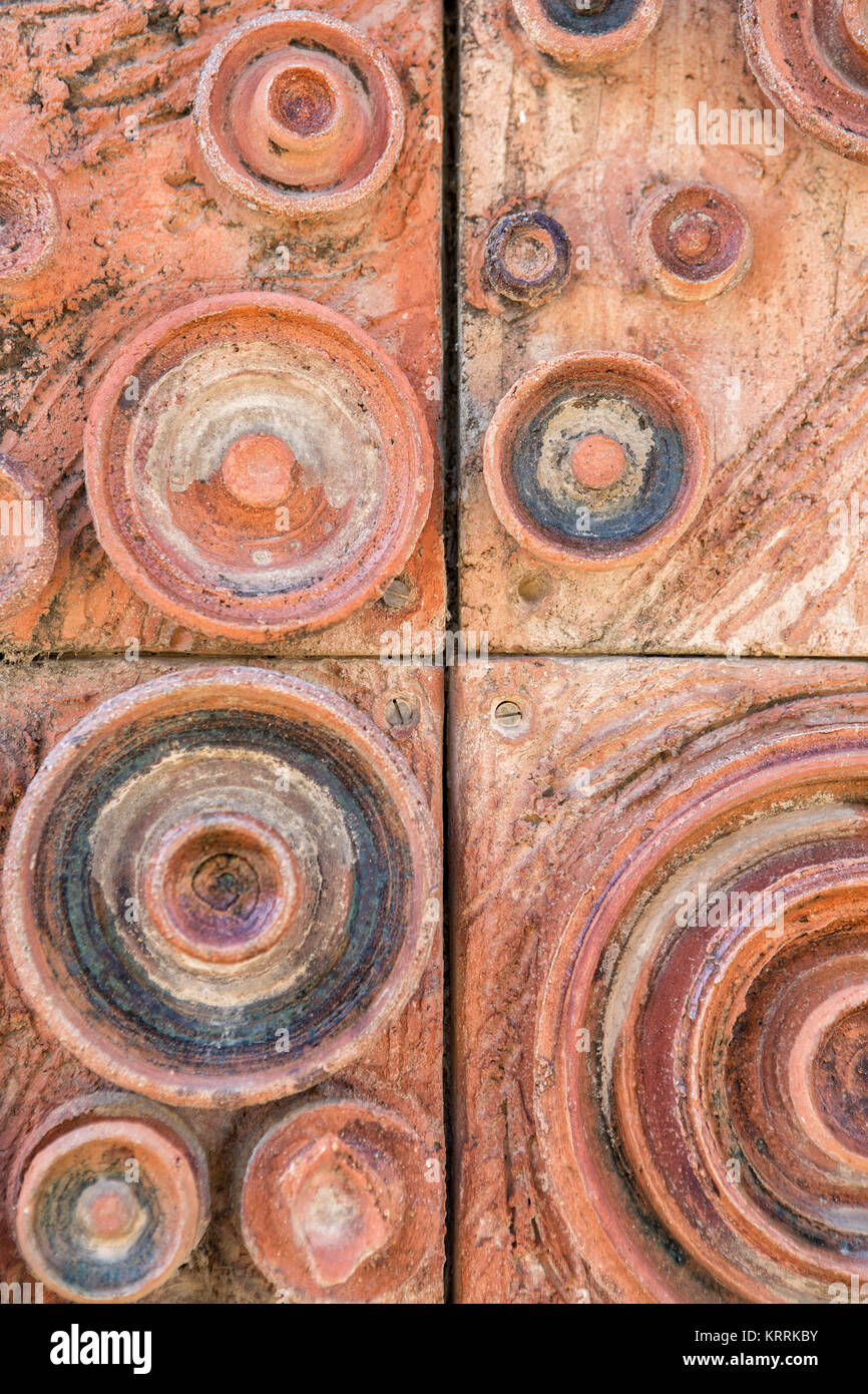 Keramik braun Panel von vier Rechtecke mit Kreisen eingerichtet Stockfoto