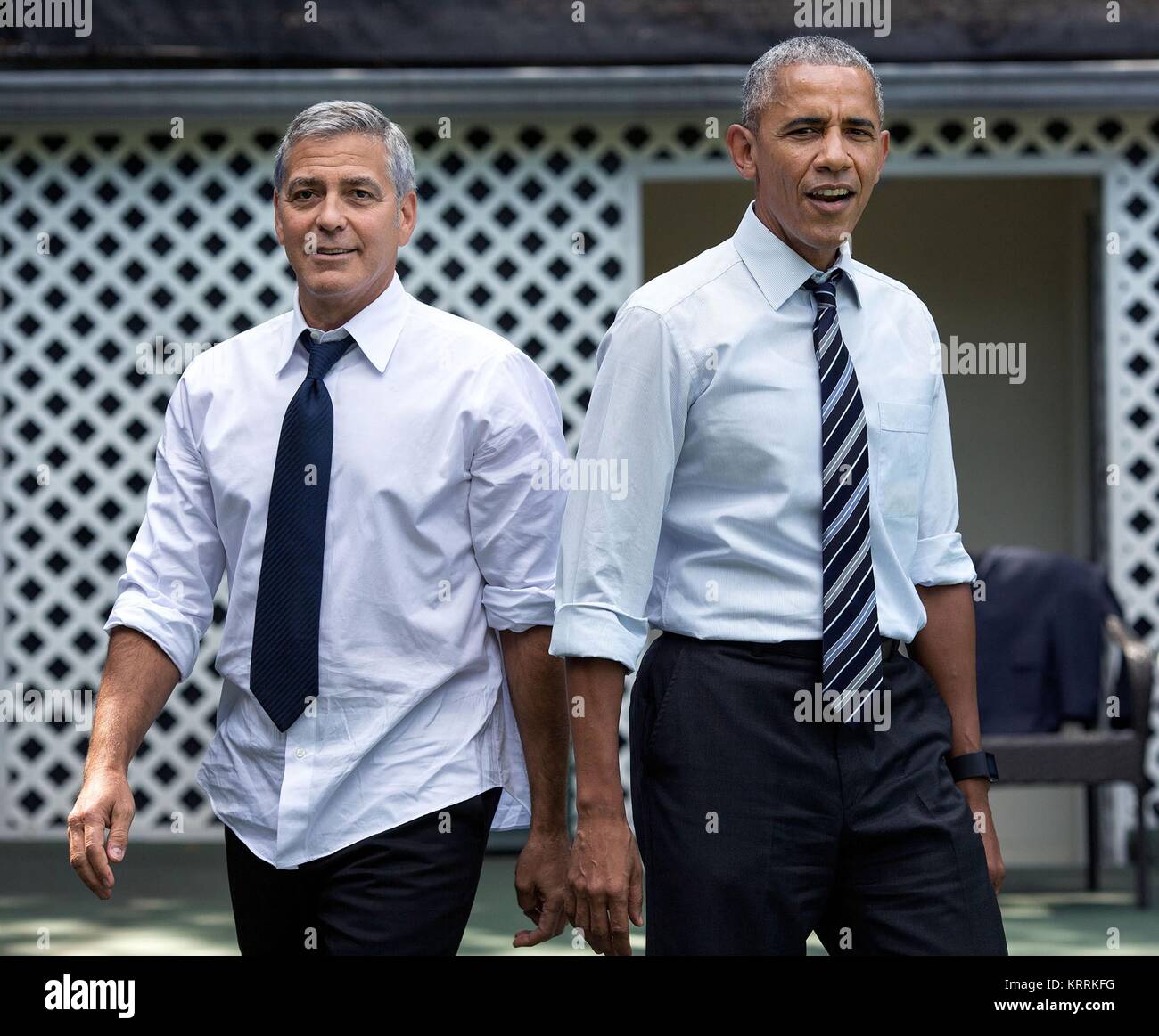 Schauspieler George Clooney (links) und US-Präsident Barack Obama Basketball spielen im Weißen Haus am 12. September 2016 in Washington, DC. Stockfoto