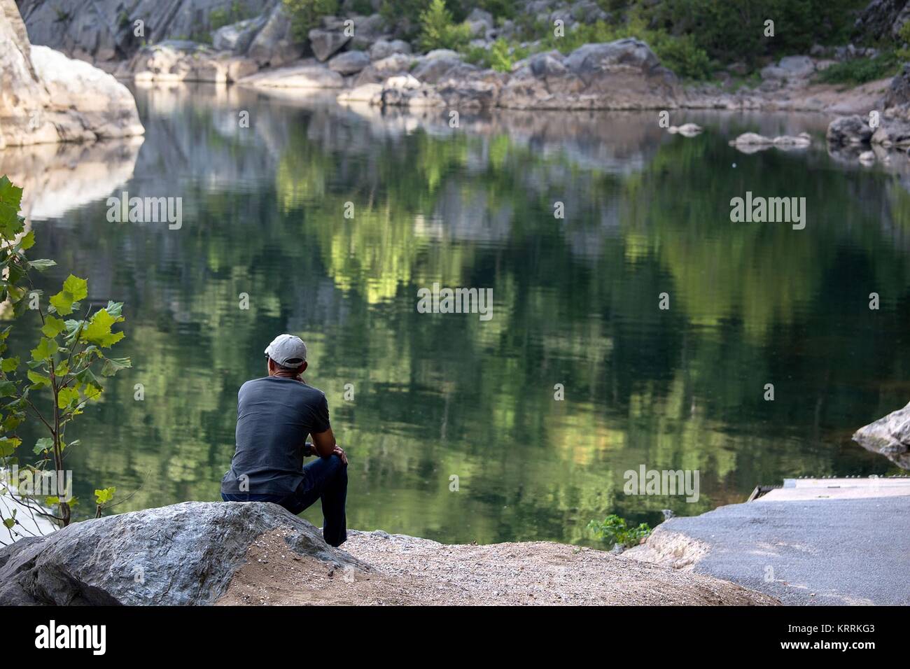 Us-Präsident Barack Obama sitzt auf einem Felsen mit Blick auf den Potomac River, während einer Wanderung bei der Great Falls National Park September 11, 2016 in McLean, Virginia. Stockfoto