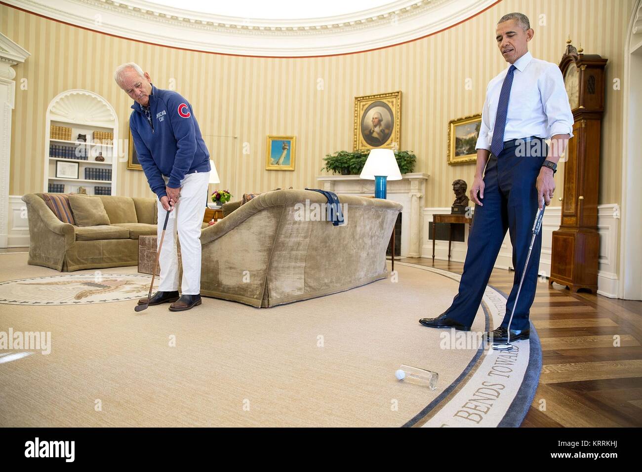 Schauspieler Bill Murray und US-Präsident Barack Obama spielen putt putt Golf im Oval Office des Weißen Hauses vom 21. Oktober 2016 in Washington, DC. Stockfoto