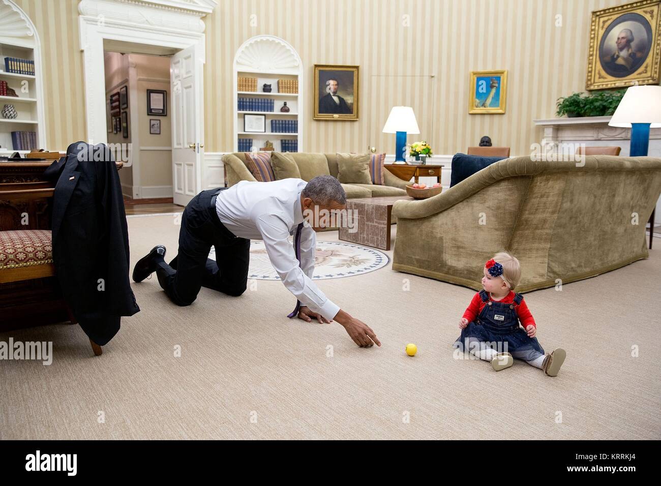 Us-Präsident Barack Obama spielt mit einem kleinen Kind auf dem Boden im Oval Office des Weißen Hauses am 8. November 2016 in Washington, DC. Stockfoto