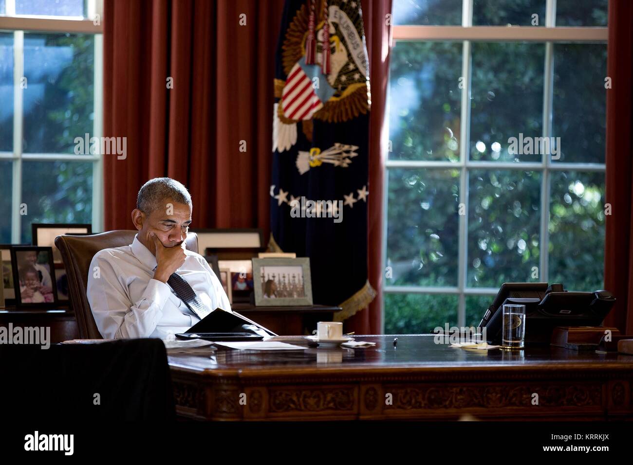 Us-Präsident Barack Obama arbeitet an der entschlossenen Schreibtisch im Oval Office des Weißen Hauses Oktober 14, 2016 in Washington, DC. Stockfoto