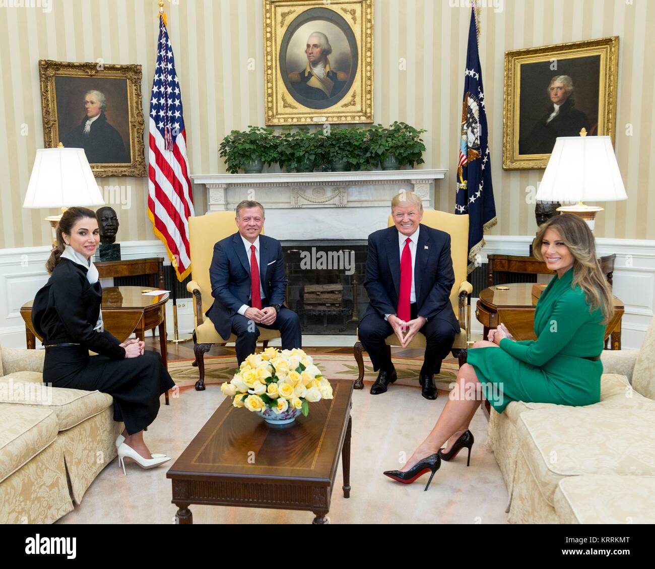 Us-Präsident Donald Trump und First Lady Melania Trump Treffen mit jordanischen König Abdullah II. und Königin Rania im Oval Office des Weißen Hauses April 5, 2017 in Washington, DC. Stockfoto