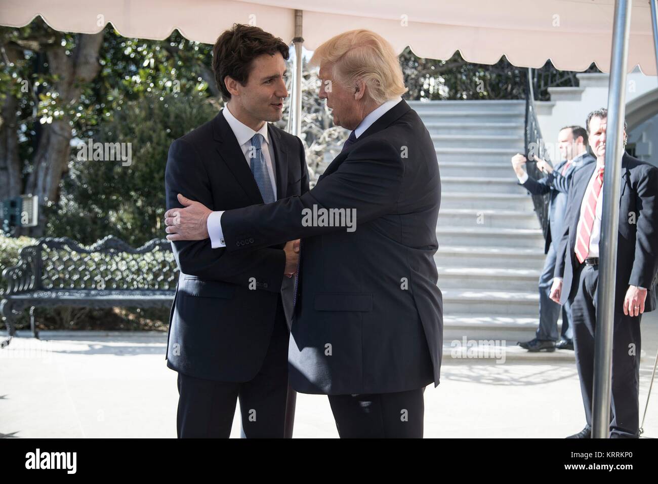 Kanadische Premierminister Justin Trudeau (links) begrüßt US-Präsident Donald Trump im Weißen Haus Süd Portico Februar 13, 2017 in Washington, DC. Stockfoto