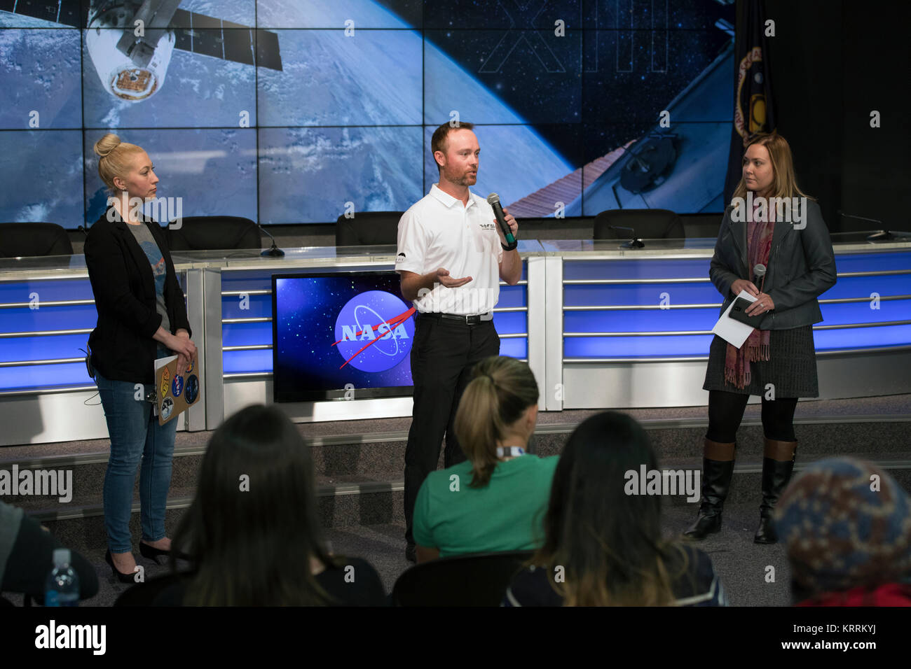 NASA Communications Media Kontakt Cheryl Warner (links), Zentrum für Förderung der Wissenschaft im Space Communications Manager Patrick O' (CASIS) Neill, und Boeing Communications Kommunikation Spezialist Rebecca Regan sprechen Während eines Pre-launch Pressekonferenz der SpaceX Falcon 9 Rakete CRS-13 Commercial resupply Mission zur Internationalen Raumstation NASA im Kennedy Space Center Presse Site Auditorium 12 Dezember, 2017 in Merritt Island, Florida. Stockfoto