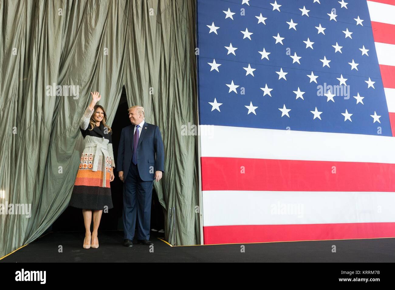 First Lady der USA Melania Trump und US-Präsident Donald Trump wave in US-amerikanischen Soldaten an der Yokota Air Base, 5. November 2017 in Tokio, Japan. Stockfoto