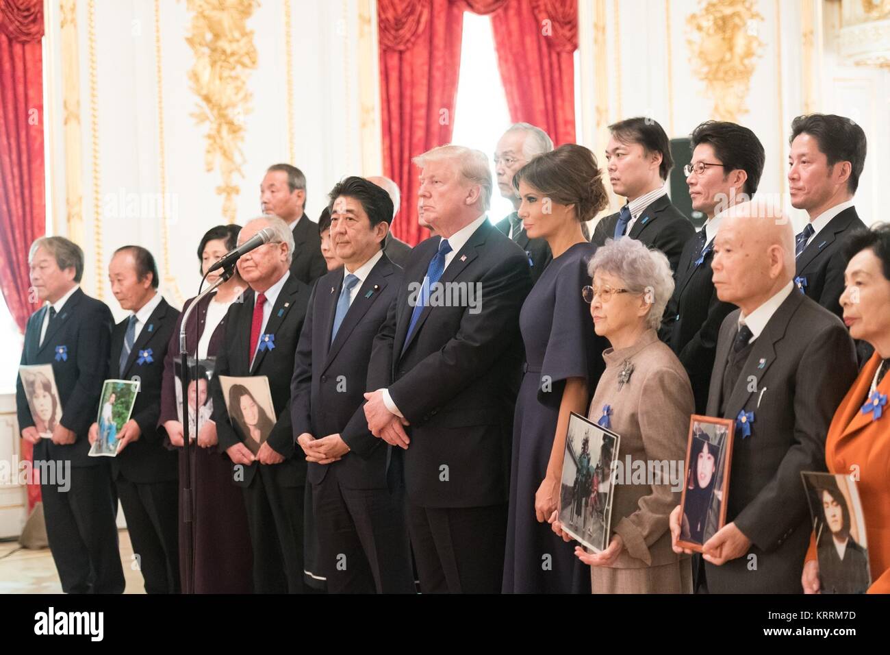 Der japanische Ministerpräsident Shinzo Abe, der US-Präsident Donald Trump, und die First Lady der USA Melania Trump Treffen mit den Familienangehörigen der japanischen Bürger entführt in Nordkorea im Akasaka Palast am 6. November 2017 in Tokio, Japan. Stockfoto
