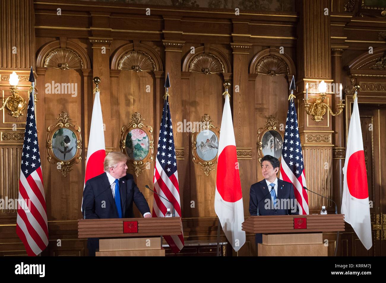 Us-Präsident Donald Trump (links) und der japanische Ministerpräsident Shinzo Abe sprechen während einer gemeinsamen Pressekonferenz im Akasaka Palast am 6. November 2017 in Tokio, Japan. Stockfoto