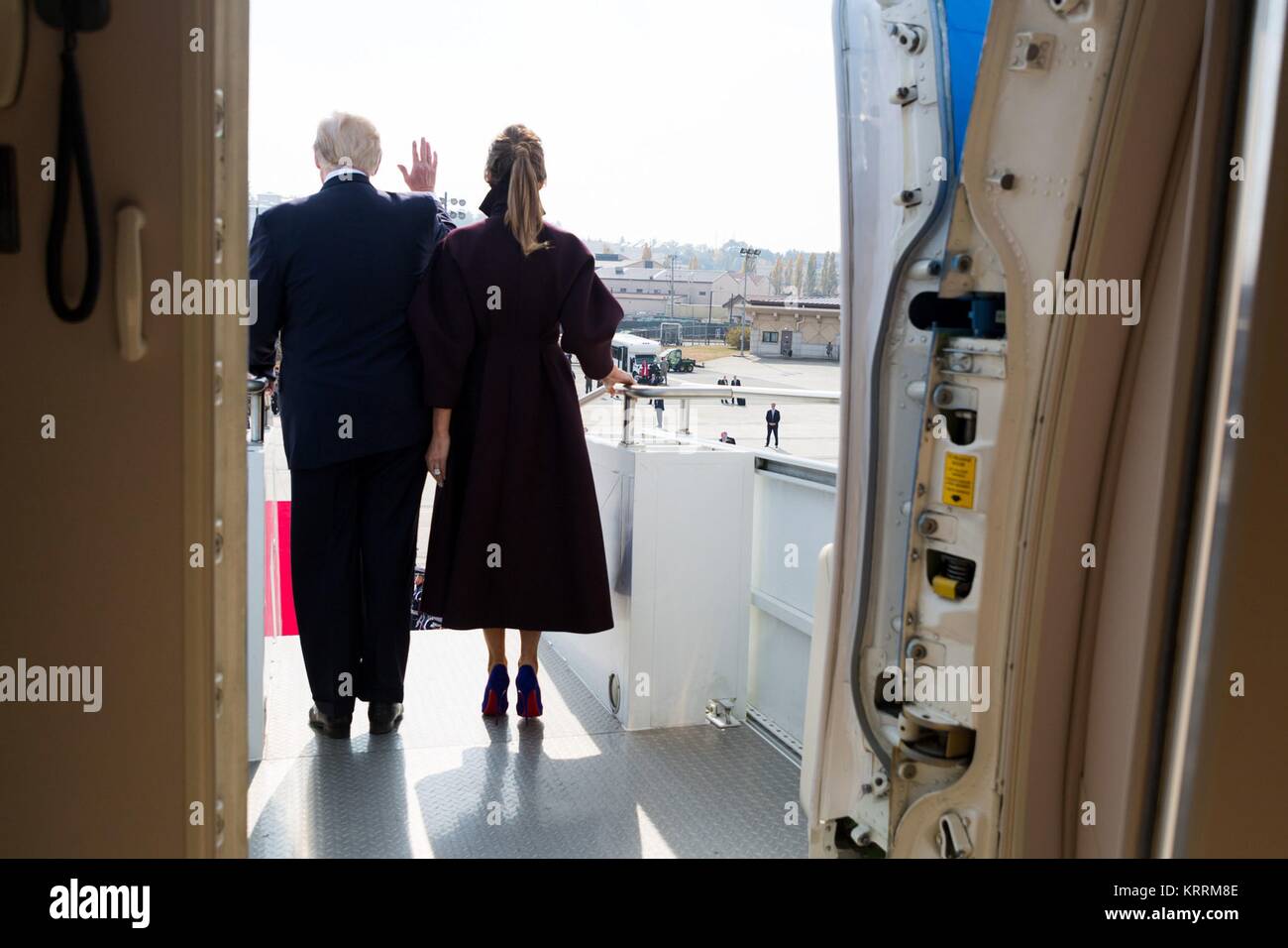 Us-Präsident Donald Trump und First Lady Melania Trump Welle wie Sie Air Force One aussteigen an der Osan Flughafen, 7. November 2017 in Pyeongtaek, Südkorea. Stockfoto