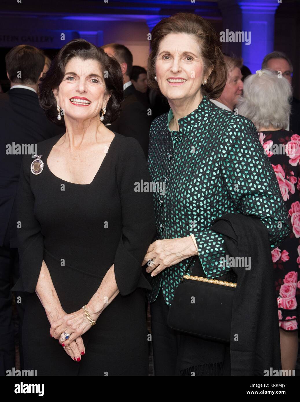 Der frühere US-Präsident Lyndon B. Johnson Töchter Luci Baines Johnson (links) und Lynda Johnson Robb besuchen die LBJ Foundation Freiheit und Gerechtigkeit für alle Preisverleihung an den nationalen Archiven November 8, 2017 in Washington, DC. Stockfoto