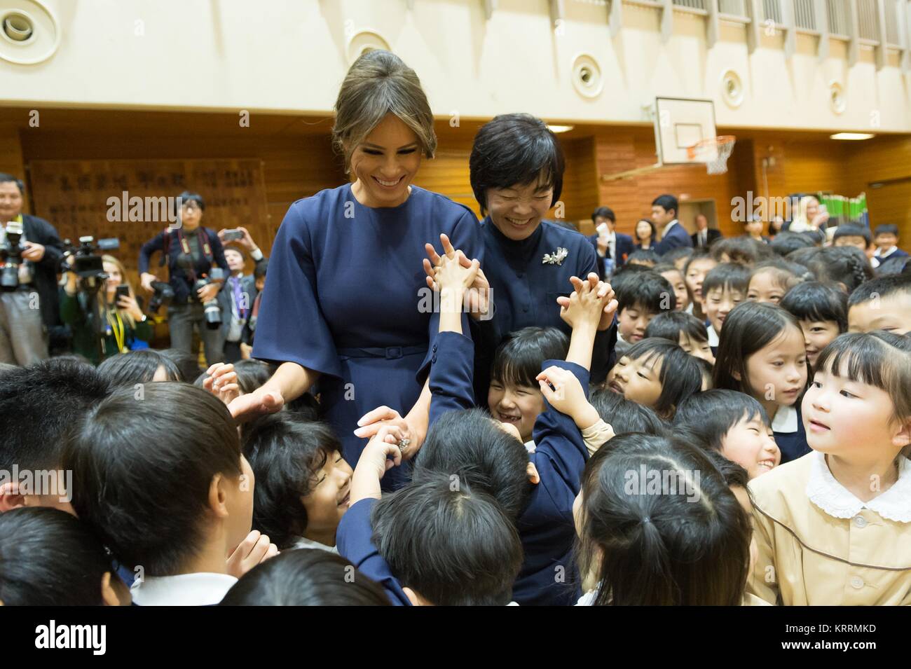 First Lady der USA Melania Trump (links) und Frau des japanischen Ministerpräsidenten Akie Abe Schule besuchen Kinder im Kyobashi Tsukiji Volksschule 6. November 2017 in Tokio, Japan. Stockfoto