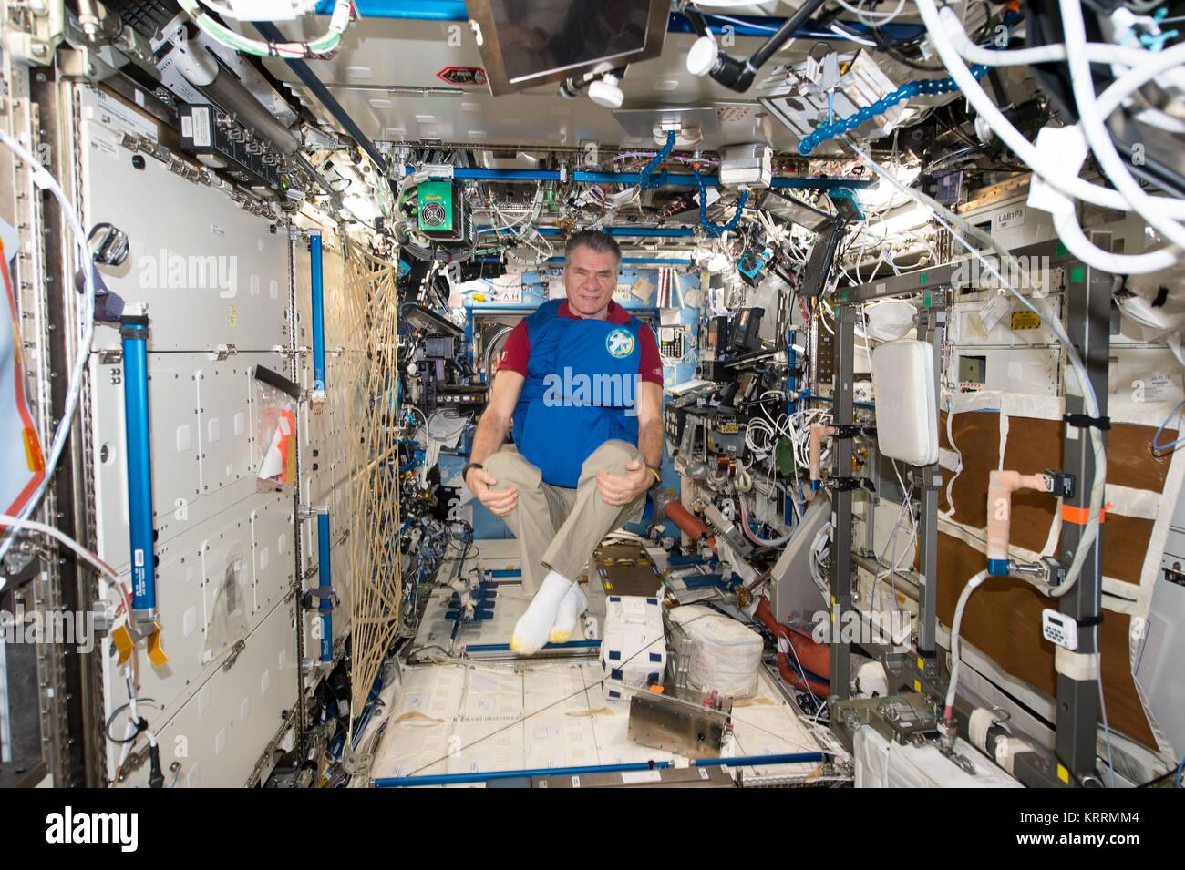 Die NASA ISS Expedition 53 prime Besatzungsmitglied italienischen Astronauten Paolo Nespoli der Europäischen Weltraumorganisation Tests eine persönliche Strahlungsabschirmung Kleidungsstück zum 7. November 2017 in der Erdumlaufbahn. Stockfoto