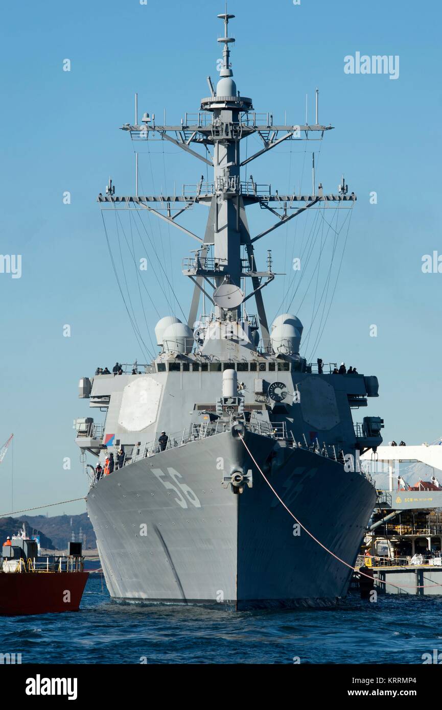 Die US-Marine der Arleigh-Burke-Klasse geführte Anti-raketen-Zerstörer USS John S. McCain kommt an der Japan regionale Maintenance Center Reparatur Service für Reparaturen Dezember 13, 2017 in Yokosuka, Japan. Stockfoto