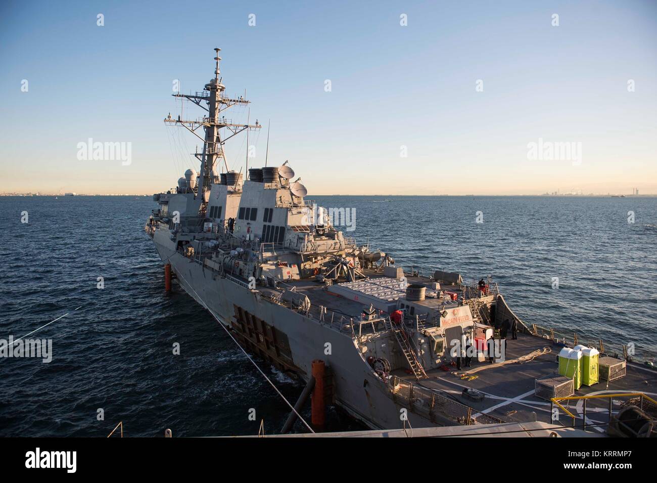 Die US-Marine der Arleigh-Burke-Klasse geführte Anti-raketen-Zerstörer USS John S. McCain kommt an der Japan regionale Maintenance Center Reparatur Service für Reparaturen Dezember 13, 2017 in Yokosuka, Japan. Stockfoto
