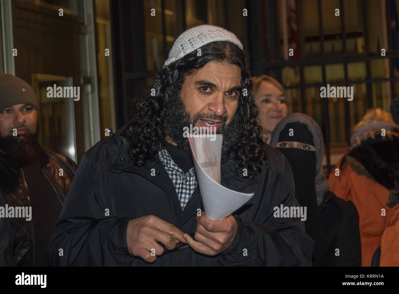 Shaker Aamer, frei nach fast 14 Jahren Haft ohne Anklage oder Gerichtsverfahren, hält seine Gläser in den Händen nach dem Gespräch bei der Vigil Aufruf für die Schließung von Guantanamo. Stockfoto