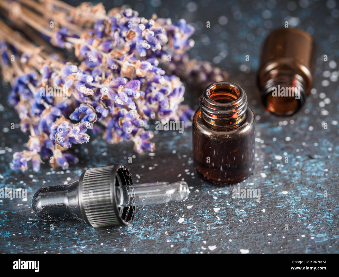 ätherisches Öl und Lavendelblüten Stockfoto