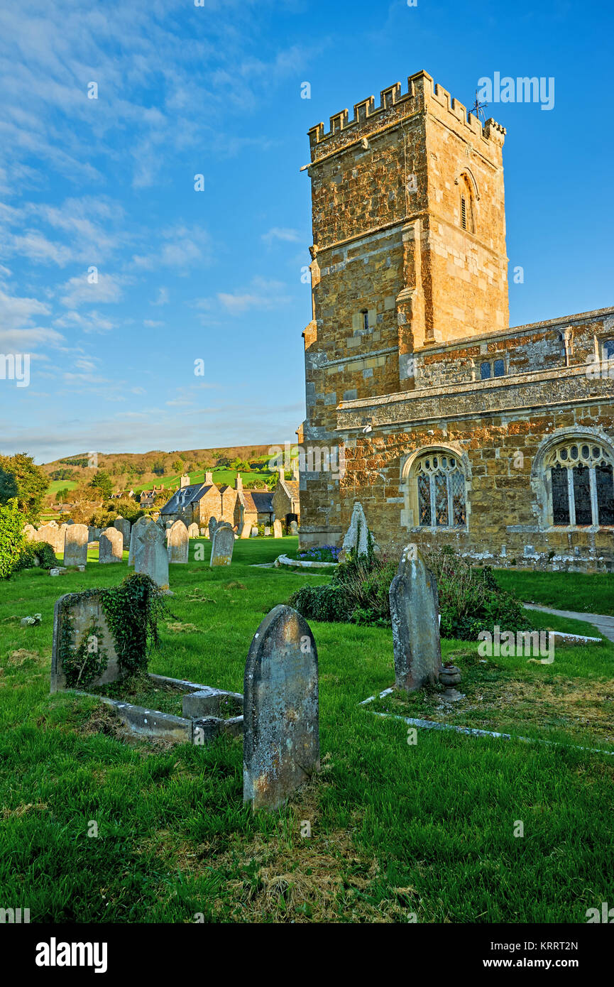 Die Pfarrkirche St. Nikolaus, Abbotsbury, Dorset an einem Frühlingsmorgen unter einem blauen Himmel. Stockfoto