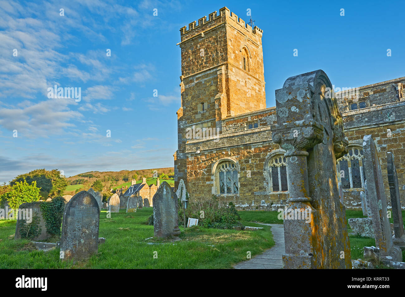 Die Pfarrkirche St. Nikolaus, Abbotsbury, Dorset an einem Frühlingsmorgen unter einem blauen Himmel. Stockfoto