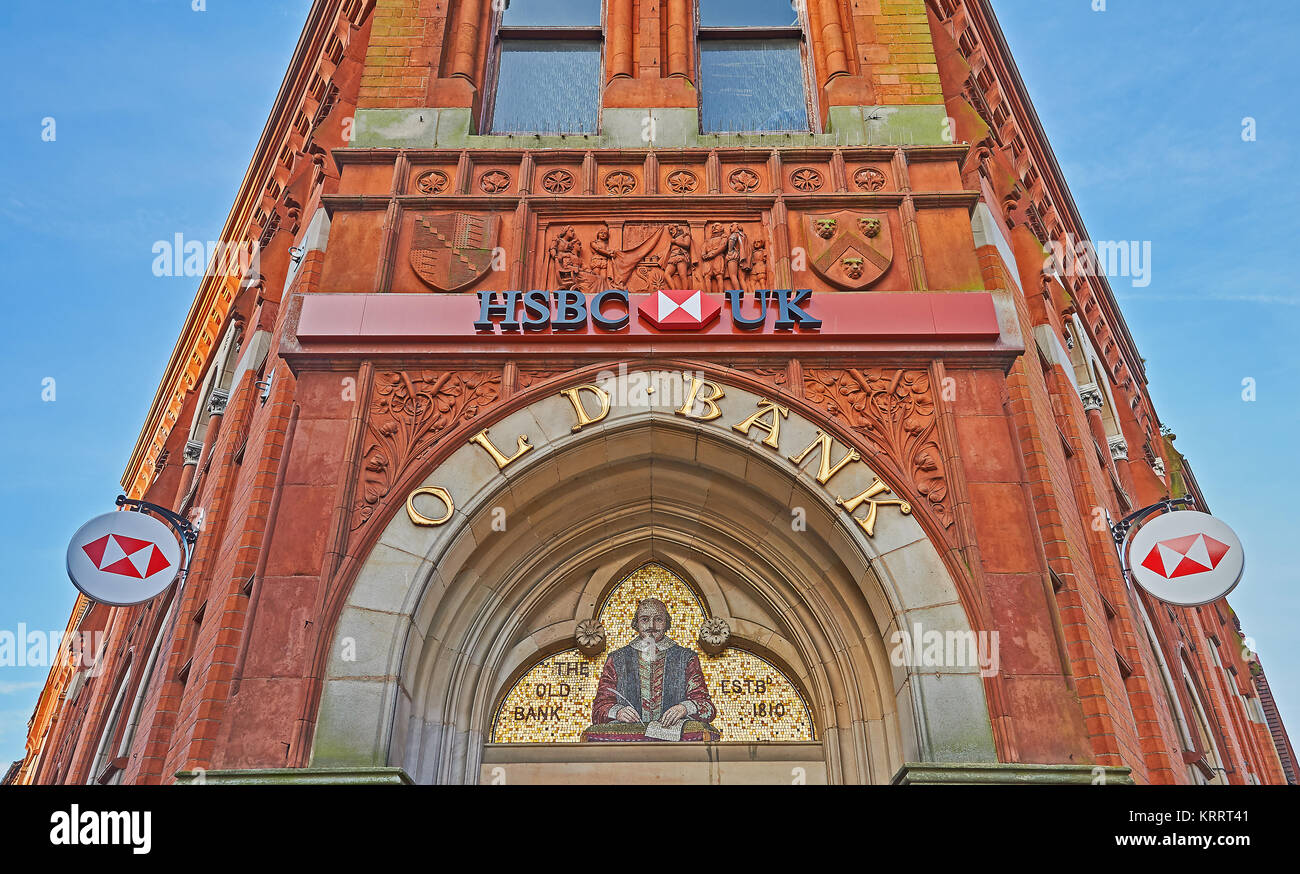 Die Fassade der HSBC Bank Gebäude in Stratford-upon-Avon mit einem Intarsien portrait Mosaik von William Shakespeare. Stockfoto