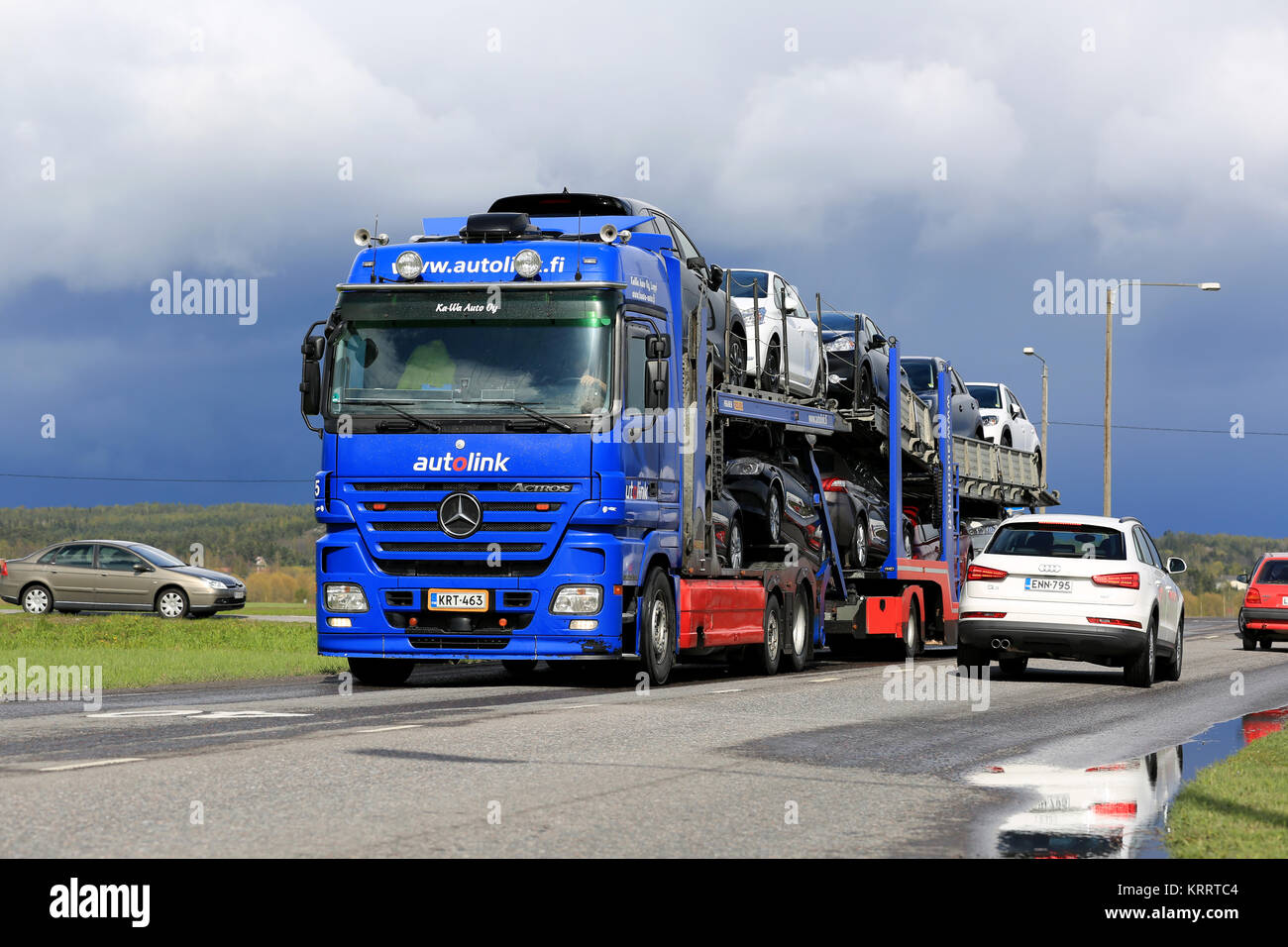 SALO, Finnland - 15. MAI 2015: Mercedes-Benz Actros Car carrier schleppt eine Last von neuen Autos. Die finnische Automobilindustrie schätzt, dass Insgesamt 109 Stockfoto