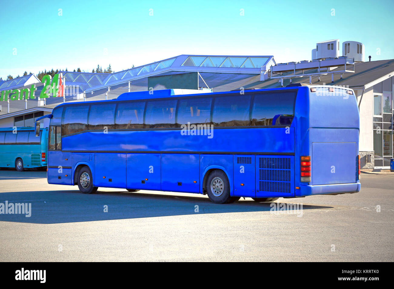 Royal Blue Bus Bus wartet auf Passagiere an den städtischen Bus Stop. Stockfoto