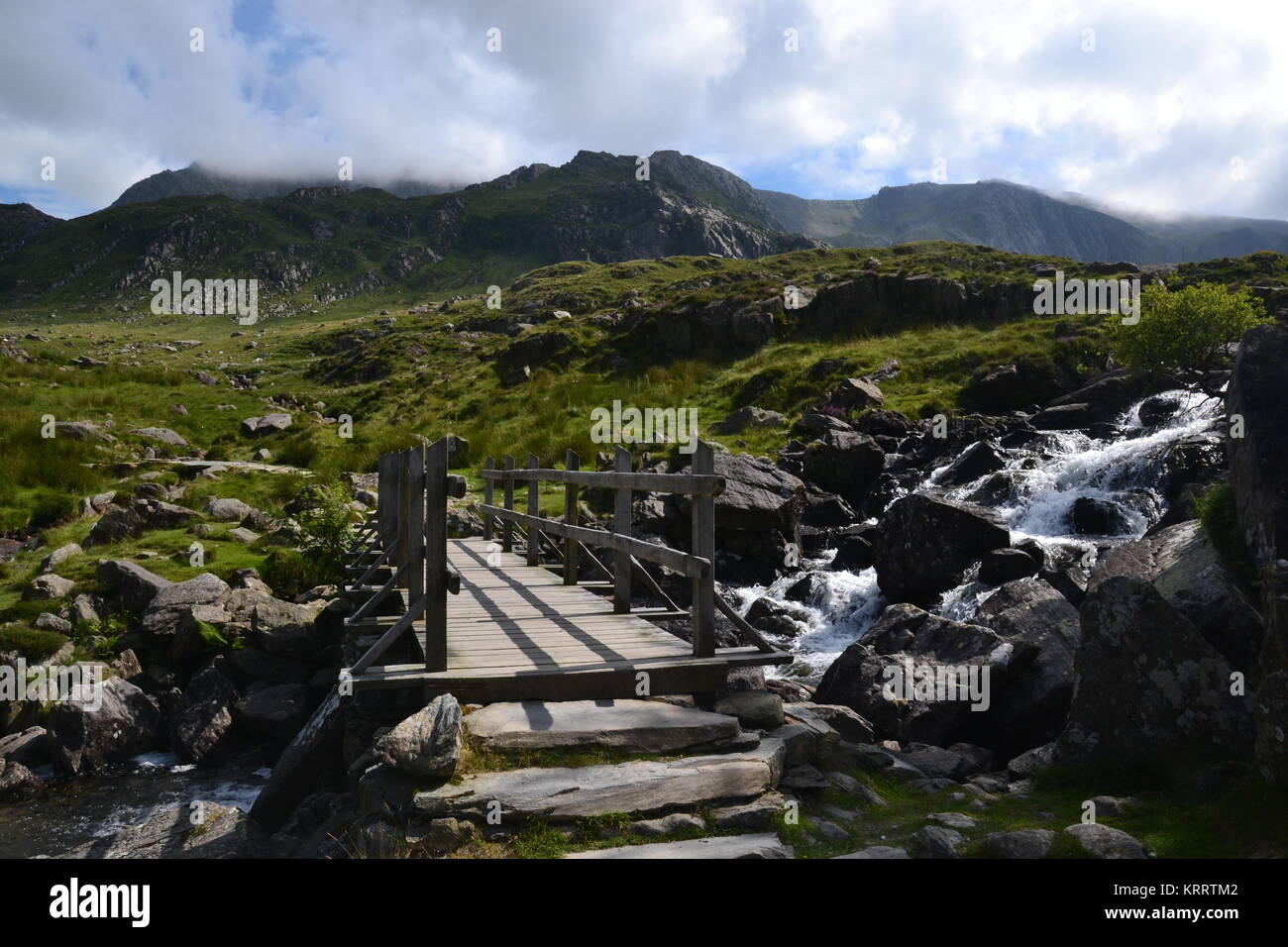 Brücke über den stream am Llyn Ogwen Richtung Mount Tryfan, Snowdonia, Wales, Großbritannien Stockfoto