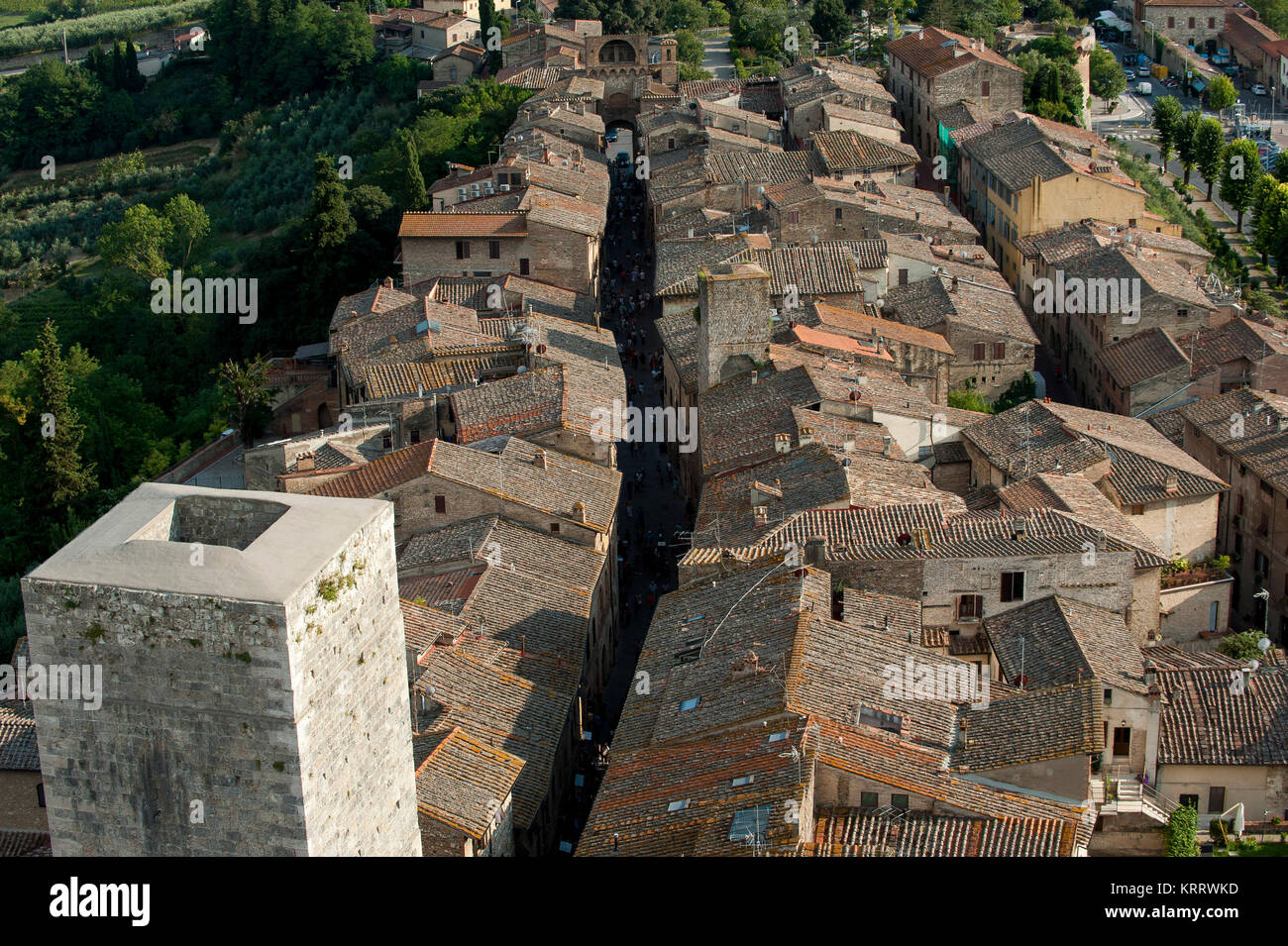 Mittelalterliche Turm Torre dei Cugnanesi, romanische Porta San Giovanni (Tor des Heiligen Johannes) auf die Via San Giovani im historischen Zentrum von San Gimignano aufgeführt W Stockfoto