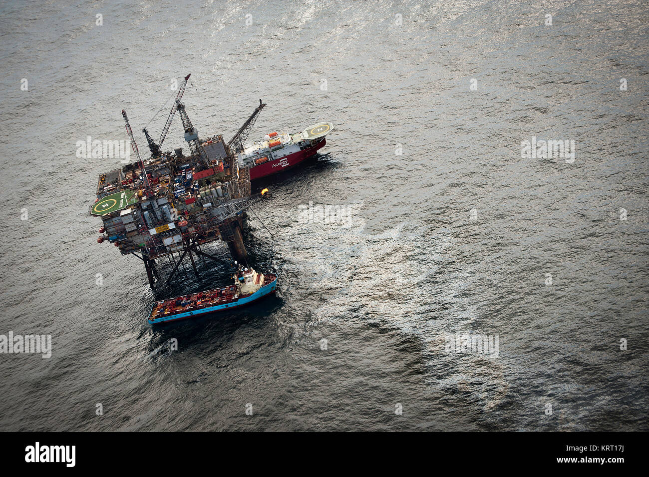 Nordsee, Öl Produktion mit Plattformen. Luftaufnahme. Ölpest Stockfoto