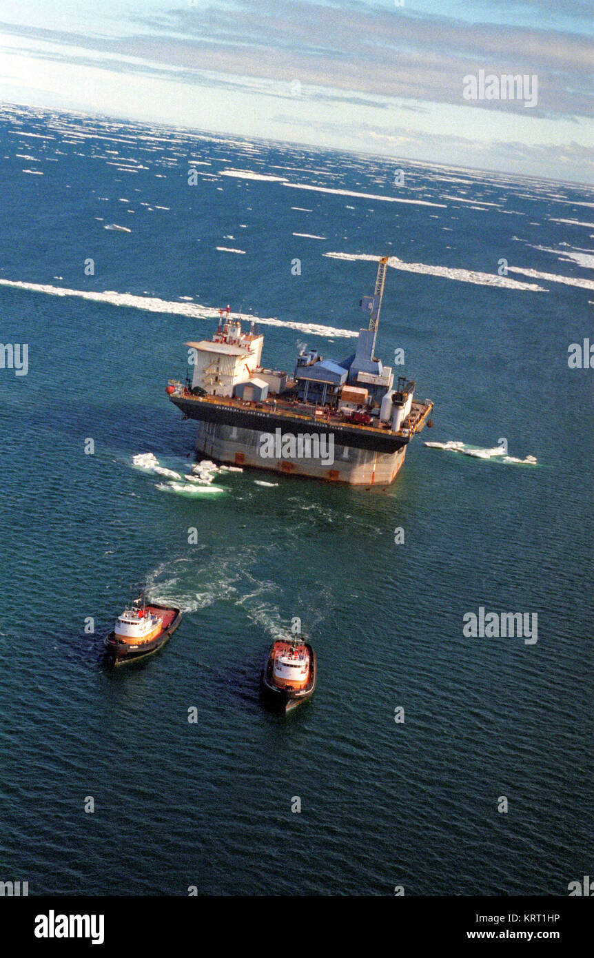 Prudhoe Bay im Norden von Alaska/USA. Die American Oil Company ARCO Transporte eines Ölfeldes Plattform auf ein neues Ölfeld Stockfoto