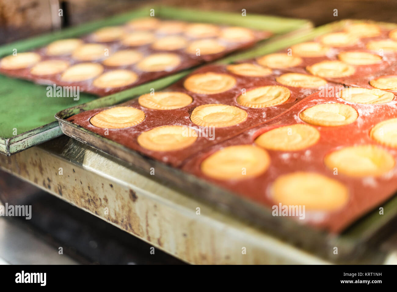 Vorbereitung, Kochen und Backen gefüllte Teigwaren, Focaccia und Süßigkeiten in der Bäckerei in Piacenza, Italien. Stockfoto