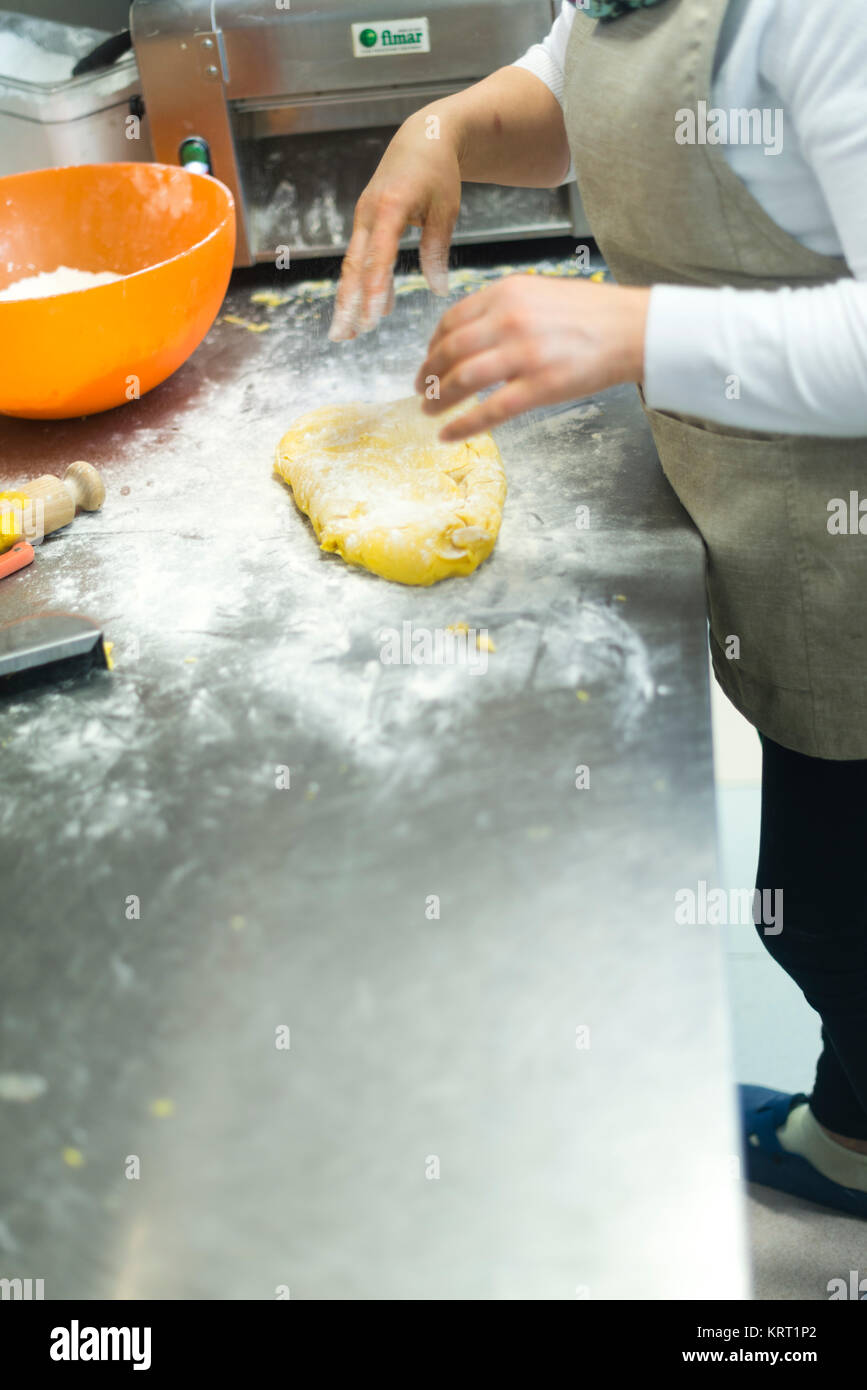 Chef Konditorei Bäcker Frau Vorbereitung, Kochen und Backen gefüllte Pasta, Focaccia und Süßigkeiten in der Bäckerei in Piacenza, Emilia Romagna Italien. Stockfoto