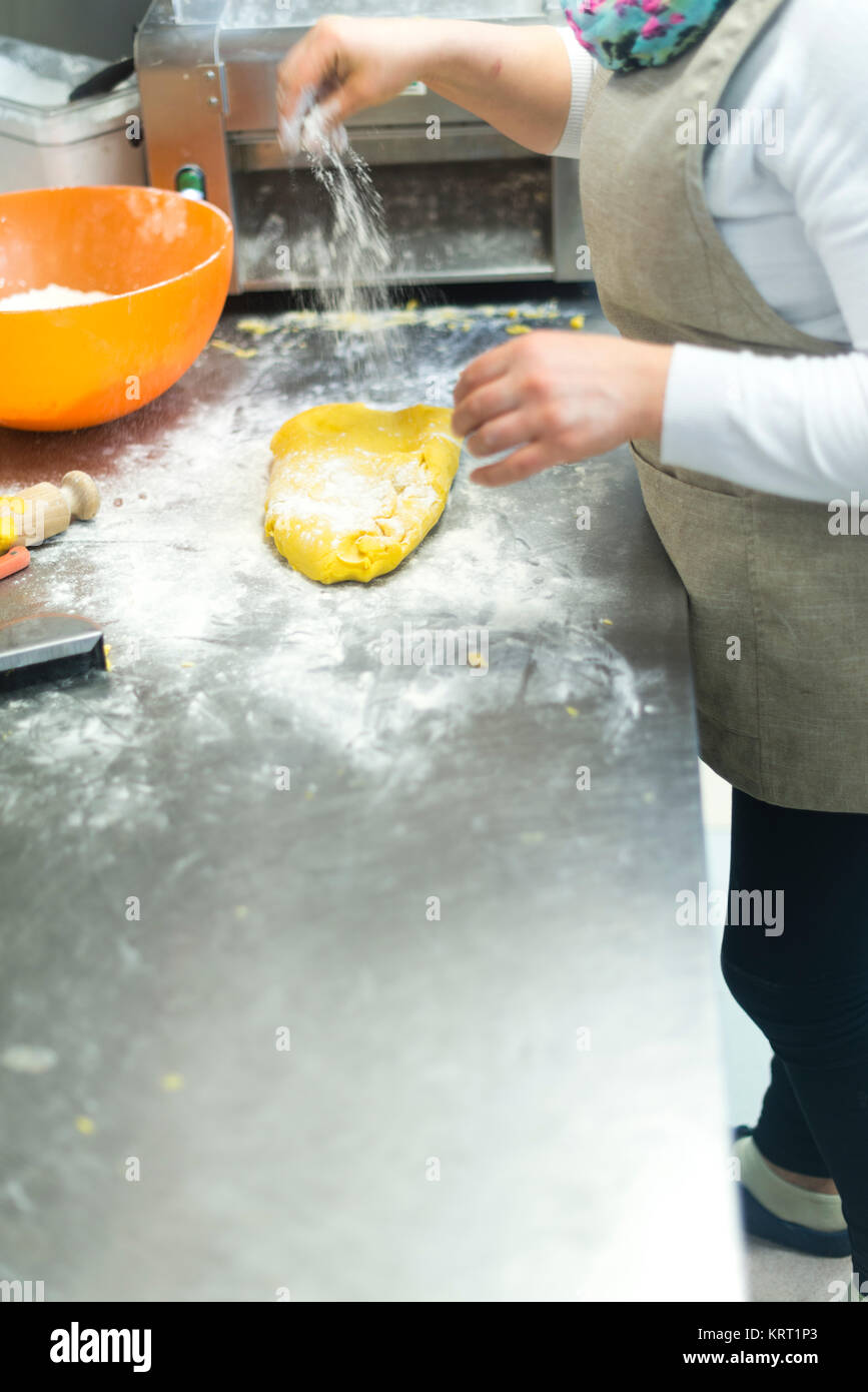 Chef Konditorei Bäcker Frau Vorbereitung, Kochen und Backen gefüllte Pasta, Focaccia und Süßigkeiten in der Bäckerei in Piacenza, Emilia Romagna Italien. Stockfoto