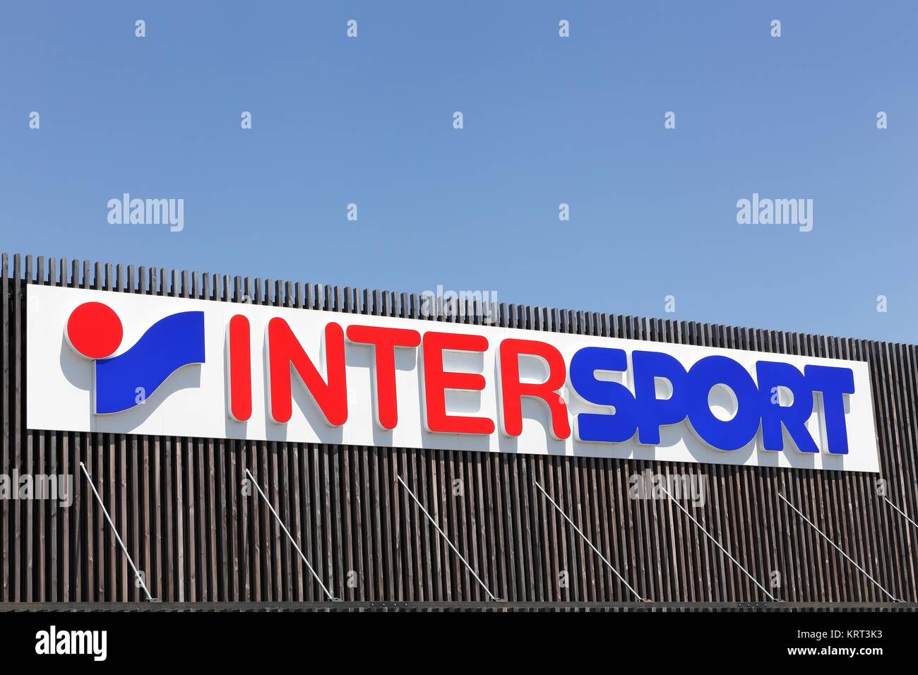 Saint Bonnet de Mure, Frankreich - 18. Juni 2017: Intersport Logo auf einer Fassade. Die INTERSPORT Gruppe ist ein internationaler Sportartikeleinzelhändlers Stockfoto