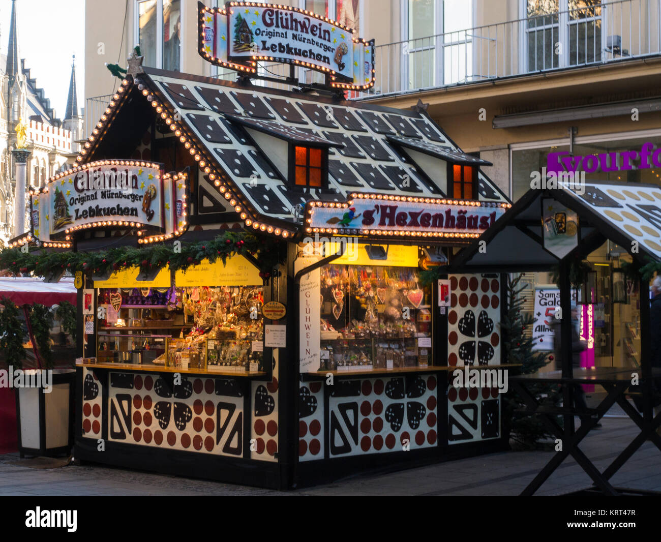 Weihnachten 2022 Essen Gehen München Weihnachten Marktstand verkaufen beliebten warmen Glühwein und Auswahl