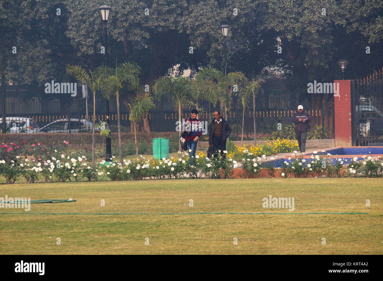 Nach indischen Männer in nationalen Rosengarten, Neu Delhi Stockfoto