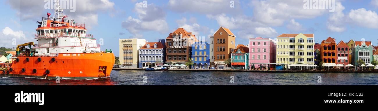 Panoramablick von Schiff im Kanal entlang Willemstad waterfront der Karibik Insel Curacao. Stockfoto