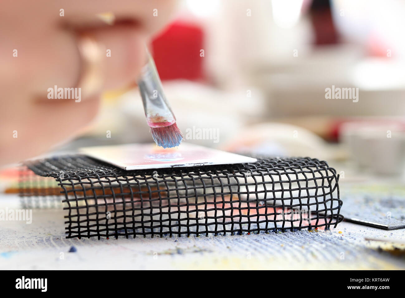 Labor Keramik, Malerei an Bord ceramicznej. malowanie Fliesen. Stockfoto