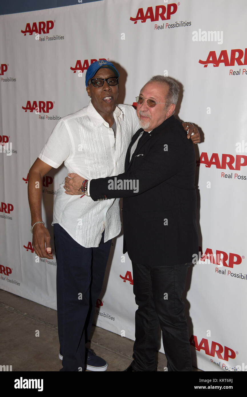 MIAMI BEACH, FL - 15. Mai: Arsenio Hall und Emilio Estefan kommen an der AARP Superstar Contest 2015 im Miami Beach Convention Center am 15. Mai 2015 Menschen: Arsenio Hall und Emilio Estefan Stockfoto