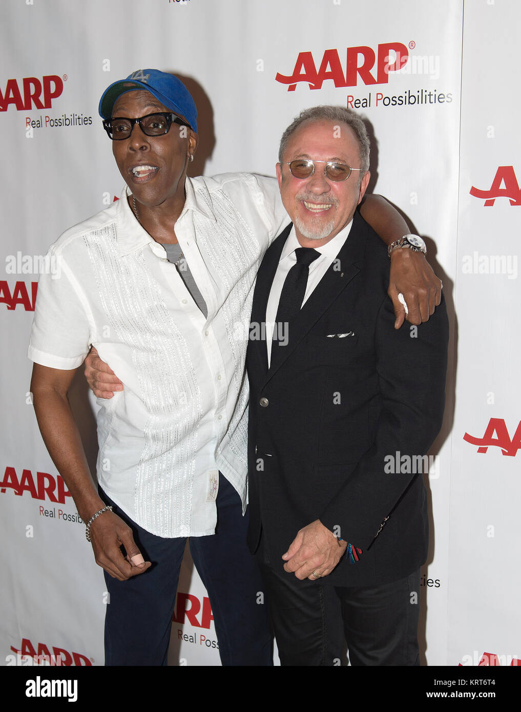 MIAMI BEACH, FL - 15. Mai: Arsenio Hall und Emilio Estefan kommen an der AARP Superstar Contest 2015 im Miami Beach Convention Center am 15. Mai 2015 Menschen: Arsenio Hall und Emilio Estefan Stockfoto