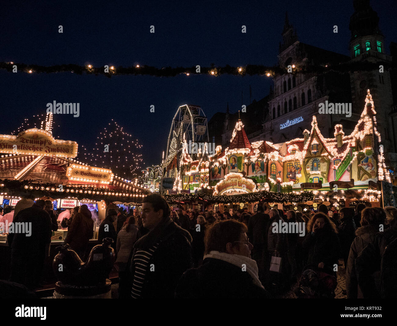Menschenmassen und Lichter Weihnachtsmarkt Bremen Deutschland Stockfoto