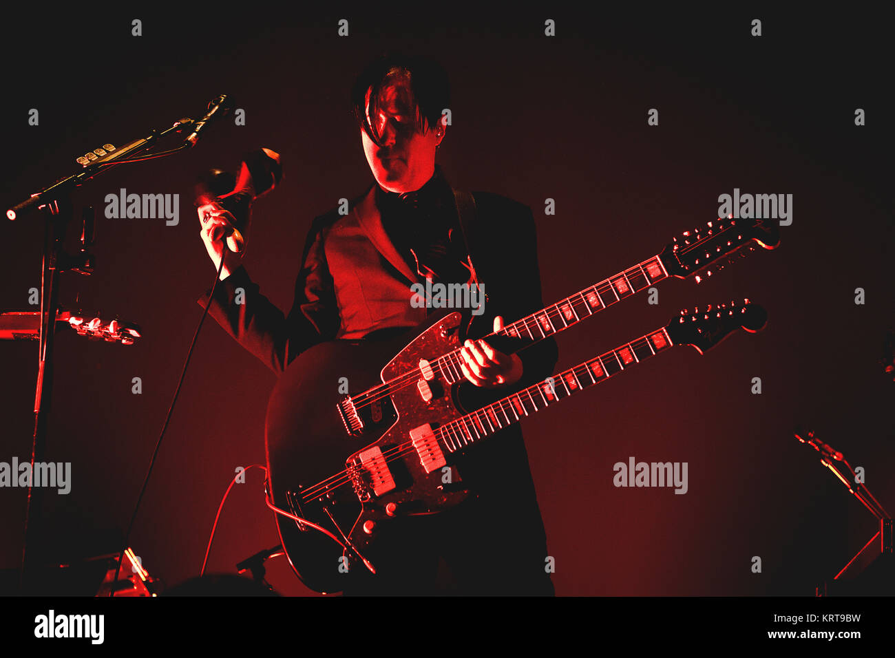 Die Amerikanischen Musiker, Gitarrist und Produzent Troy Van Leeuwen pictuered mit einem doppelhals Gitarre zu einem Queens Of The Stone Age Konzert. Dänemark 2013. Stockfoto