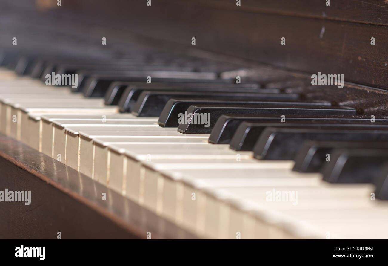 Piano keys mit einer geringen Tiefenschärfe mit gebrochenen Tasten. Stockfoto