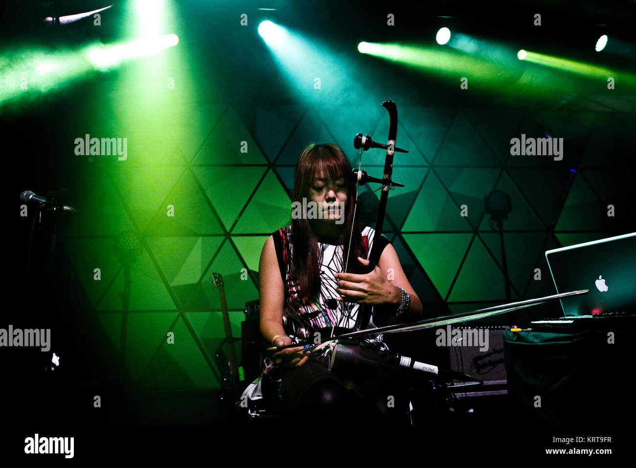 Die Koreanische Post Rock Und Jazz Band Jambinai Fuhrt Ein Live Konzert Im Gloria Buhne Beim Roskilde Festival 14 Die Band Erzeugt Eine Neue Form Der Musik Mischen Traditionelle Koreanische Instrumente Wie