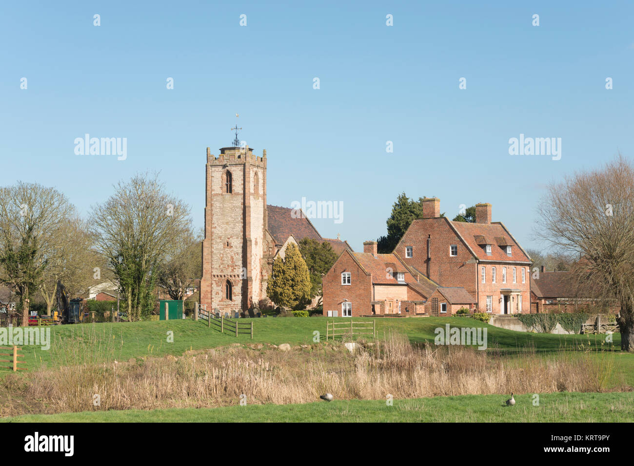 Blick auf die Kirche der Heiligen Dreifaltigkeit, lange Itchington, Warwickshire, England, Vereinigtes Königreich Stockfoto