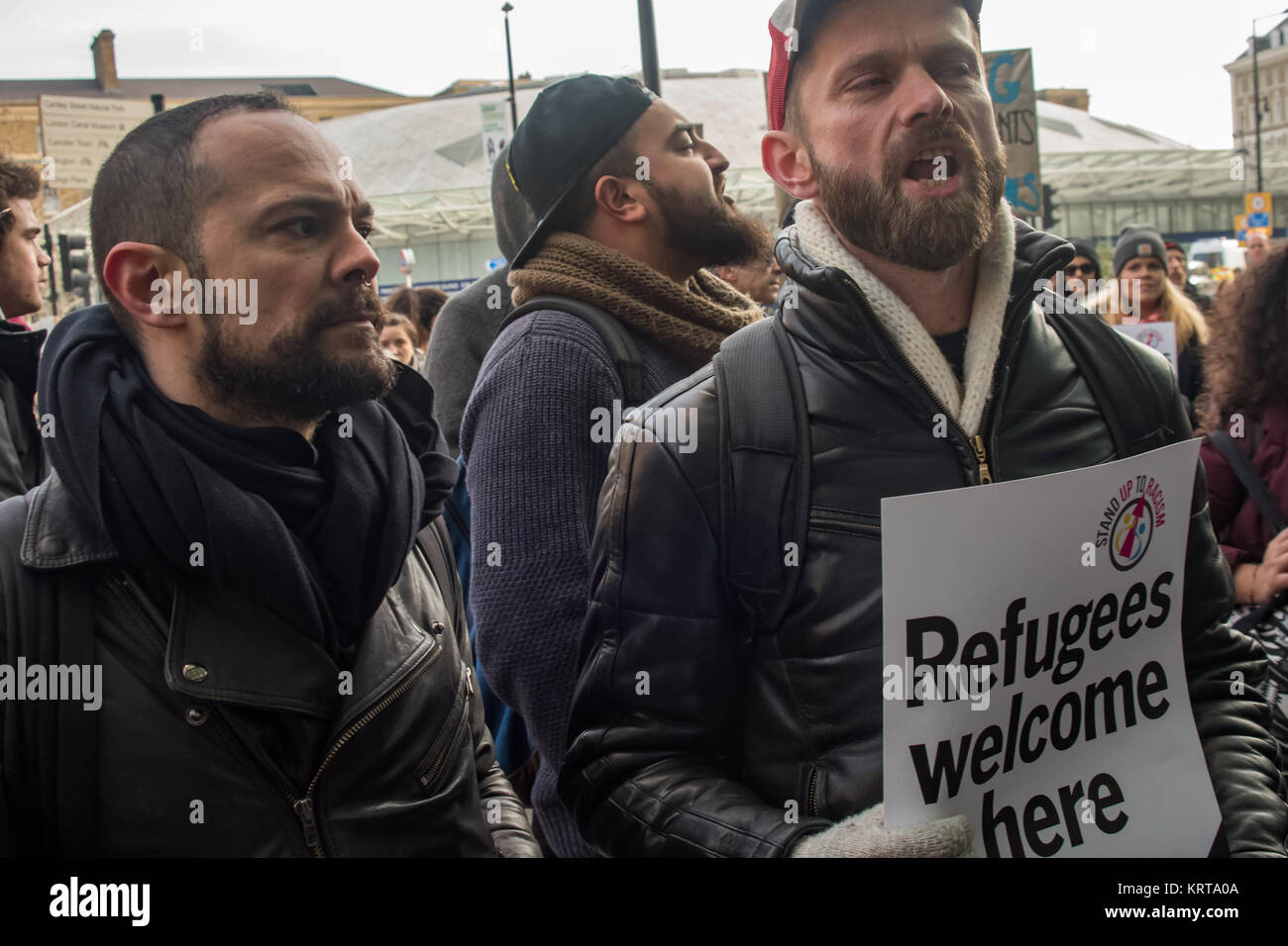 London 2 Calais Demonstranten fordern für Flüchtlinge die Einreise in das Vereinigte Königreich shout" nicht nur für die Reichen und weiß, die Freizügigkeit ist ein Recht, "vor dem Eingang zum Bahnhof St. Pancras, stark von der Polizei bewacht. Stockfoto