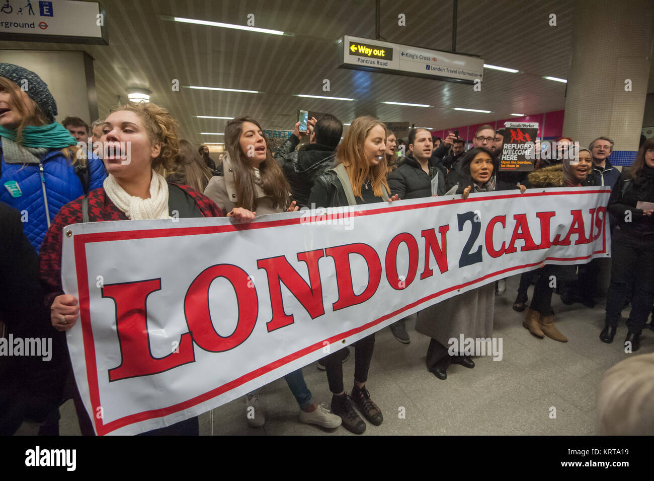 Die Demonstranten wurden von der Polizei in der Haupthalle am St. Pancras gestoppt und vor dem Eingang gibt es für Flüchtlinge die Einreise in das Vereinigte Königreich stand. Stockfoto