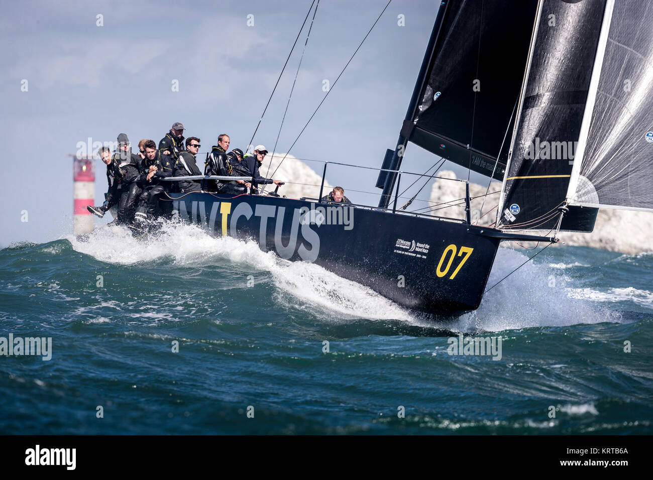 Sir Keith Mills' Invictus auf die Nadeln mit Prinz Harry an Bord während der Runde die Insel Rennen. Isle of Wight. Bild Datum: Samstag, 2. Juli, 20. Stockfoto